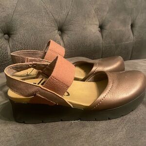 OBT closed toe wedges with strap, shiny copper brown